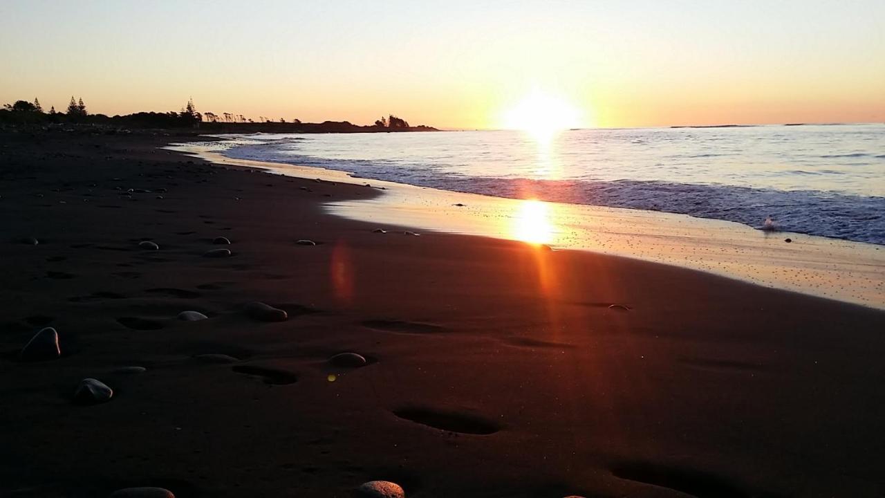 Waitara Taranaki Beach House - Great Sea Viewsヴィラ エクステリア 写真